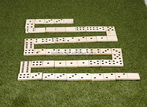 DOMINOS ET ENSEMBLES EN BOIS DE QUALITÉ SUPÉRIEURE AVEC 28 PIÈCES pour JEUX DE PLEIN AIR POUR ENFANTS - Product Image 2