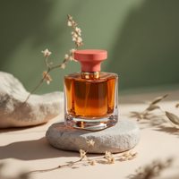 Vente en gros de flacons de parfum en verre transparent carrés de luxe de haute qualité, avec couvercle en bois unique, 30 ml, 50 ml, 100 ml
