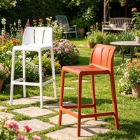 Tabouret de bar moderne et minimaliste en plastique avec configuration à pédale, empilable, chaises hautes épaissies pour restaurant, bar et usage extérieur