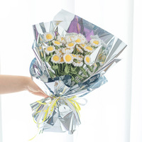 Bouquet de petites fleurs de marguerite artificielles faites main au crochet et au tricot en laine pour la décoration intérieure et les accessoires de photographie en extérieur
