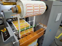 Imprimante d'étiquettes UV jet d'encre rouleau à rouleau Nexus 350J tout-en-un avec laminage, découpe, récupération des déchets et refendage