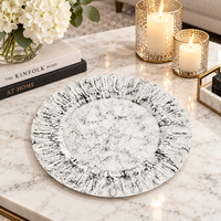 33 cm Klare Platzteller aus Kunststoff PS Luxuriöse Geprägte Blumenmuster-Textur mit Skulpturiertem Rand für Hochzeitsempfang Tischdekoration