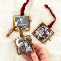 Cadres photo flottants doubles en verre 2x2 pouces pour artisanat, miniatures à suspendre au mur, avec ruban rouge pour fleurs séchées et plantes