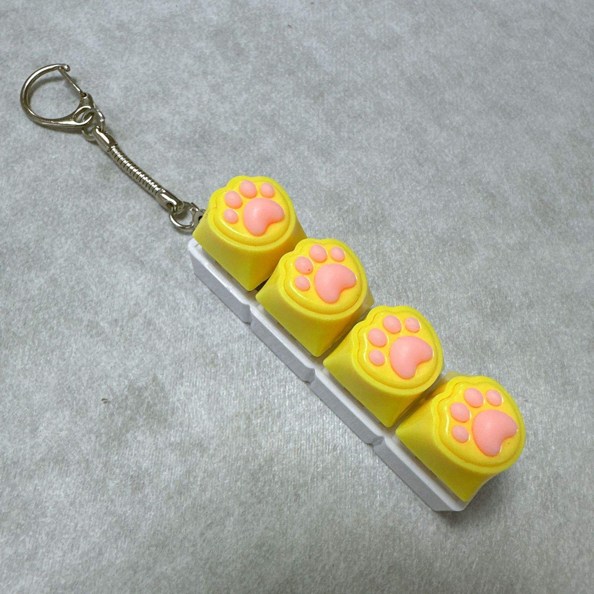 Coque blanche à quatre boutons - patte de chat jaune en silicone