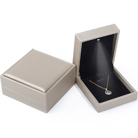 Boîte à bijoux en gros pour collier, bracelet, bague, emballage de bijoux, fabrication sur mesure, cuir PU argenté, lumière LED, crin, bijoux avec logo