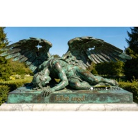 Sculpture d'ange tombé grandeur nature en bronze coulé, ailes brisées, posture allongée, patine cuivre vert