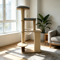 Arbre à chat multi-niveaux moderne et luxueux en bois, avec griffoir vertical en sisal, bol en acrylique transparent et coussin.