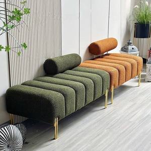 Tabouret long en velours de luxe style nordique, design touches de piano, avec pieds en métal, fait main et personnalisable, pour salon, chambre, salon de manucure, espace chaussures - Product Image 2