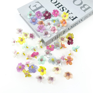 Mini têtes de fleurs de marguerite 2 cm, décoration artisanale pour épingles à cheveux, vêtements, accessoires de mariage - Product Image 1