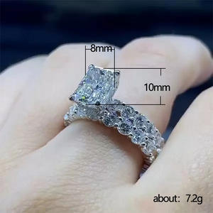 Anello da Donna F860 in Oro Bianco con Diamante Taglio Principessa Colore D Naturale Anello di Fidanzamento con Diamanti Laterali - Product Image 5