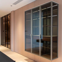Buffet de présentation intégré moderne de luxe, armoire à vin, finition bois avec porte en verre, éclairage LED