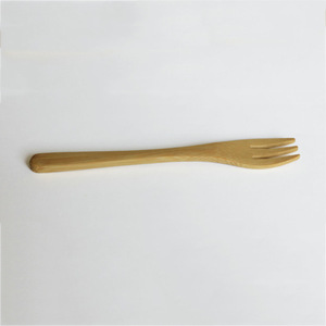 Fourchette à dessert en bambou à trois dents, ustensile en bois naturel pour servir les fruits et les desserts - Product Image 2