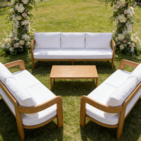 Canapé sectionnel trois places personnalisé, moderne, unique, confortable, avec structure en bois massif et coussins, idéal pour les événements de mariage