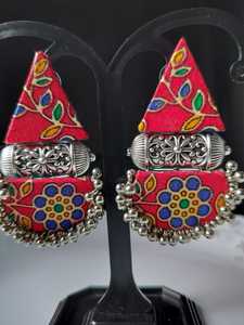 Pendientes colgantes étnicos modernos listos en stock hechos a mano con tela ligera y estilo tradicional de trabajo oxidado - Product Image 2