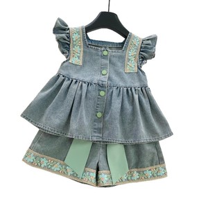 Completo Estivo 2025 per Bambine: Top in Denim con Maniche a Volant e Shorts in Denim - Prezzo all'Ingrosso Vantaggioso - Product Image 5