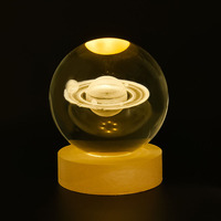 Veilleuse boule de cristal en verre sculpté 3D avec base en bois Led blanc chaud décor maison