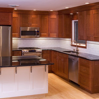 Armoire de cuisine avec support de rangement pour bouteilles de vin et système de suspension de verres à pied