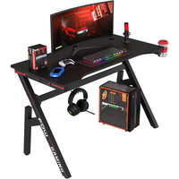 Bureau de jeu spacieux et luxueux noir intégral avec texture fibre de carbone, table de jeu en forme de R, bureau d'ordinateur