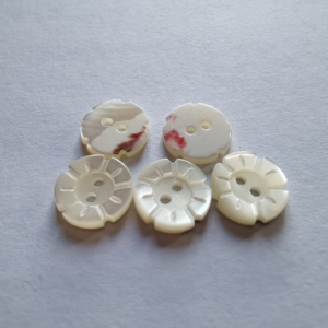 Botones de concha natural personalizables Diseño Trocas de flores lavables de 4 agujeros - Product Image 1