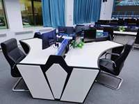 Consola de Control de Alto Rendimiento con Componentes Modulares y Estructuras de Pantalla Ajustables