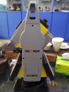 Station totale géophysique robotisée GEOMAX ZOOM35 en aluminium, IP54, grossissement 30x, portée 5 km, prisme unique, écran LCD jaune - Product Image 6