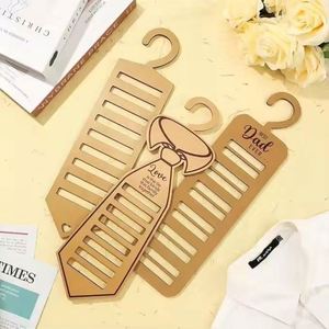 Organisateur personnalisé : un porte-cravates en bois unique avec supports suspendus - Product Image 2