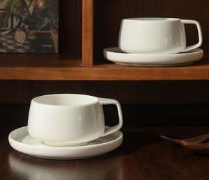 ชุดแก้วกาแฟเซรามิกสีขาวล้วนพร้อมจานรอง ด้ามจับกว้าง ปรับแต่งได้สำหรับร้านกาแฟ โรงแรม และร้านอาหาร - Product Image 6