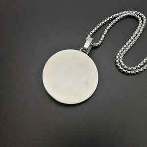 Joyería religiosa oración 316L Acero inoxidable chapado en oro cristal con incrustaciones <span class=keywords><strong>de</strong></span> manos rezando COLLAR COLGANTE para hombres - Product Image 3