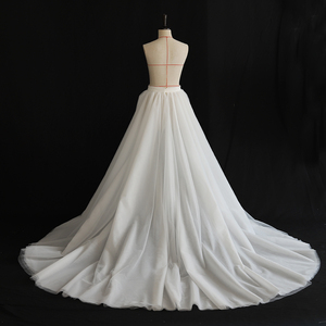 QUEENS GOWN Sottogonna Nuziale di Lusso in Tulle Morbido con Strascico Staccabile, Floreale Avorio, per Matrimonio - Product Image 4