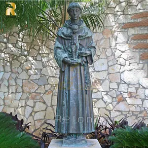 На открытом воздухе религиозная скульптура бронзовая статуя святой Энтони с младенцем