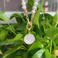 Collier de perles d'eau douce avec pendentif coquillage Saint Benoît et Miraculeux de Guadalupe, Bijoux Religieux