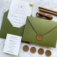 Cartes d'invitation de luxe personnalisées de la marque Totem colorées avec enveloppe, emballage, logo personnalisé, impression de couleur et de matériau pour les mariages