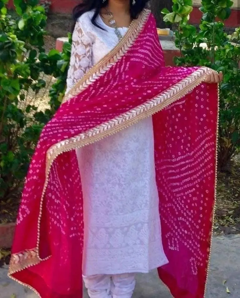結婚式の結婚式の好意のためのRajasthaniハンドプリントヘビーボーダーバンダニデュパッタ結婚式の背景の装飾