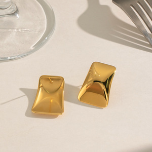 Juego <span class=keywords><strong>de</strong></span> Aretes y Anillo Geométricos <span class=keywords><strong>de</strong></span> Acero Inoxidable con Baño <span class=keywords><strong>de</strong></span> Oro <span class=keywords><strong>de</strong></span> 18K, Diseño Triangular y Cuadrado para Mujer, Minimalista y Versátil - Product Image 4