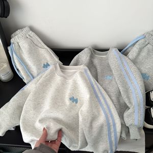 Nouvel ensemble de survêtement en coton brodé de dessins animés pour <span class=keywords><strong>enfants</strong></span>, collection Printemps 2026, pour garçons et filles, style sport décontracté, deux pièces (sweat-shirt et pantalon de survêtement) - Product Image 2