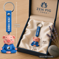 Großhandel 3D Weicher PVC-Schlüsselanhänger Zen-Meditations-Schweinchen-Figur mit Blauem Armband Stressabbau Firmen-Souvenir-Geschenk