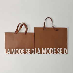 ถุงกระดาษหรูหราสั่งทำพิเศษพร้อมหูหิ้วแบบบิด พิมพ์โลโก้ สำหรับใส่ของขวัญ ของใช้เครื่องสำอาง บรรจุภัณฑ์เครื่องสำอาง รีไซเคิลได้ สีดำคราฟท์ - Product Image 3