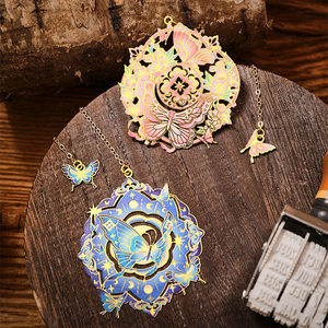 Marque-page en métal anime de haute qualité, design papillon kawaii, en stock - Product Image 1