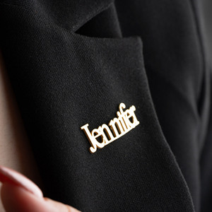 Pin de Insignia de Nombre de Metal Personalizado, Placa de Identificación, Broche de Etiqueta de Nombre Personalizado, Pin de Insignia de Etiqueta Única - Product Image 1