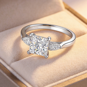 Anello di Fidanzamento in Moissanite Placcato Platino 1.2CT Forma Quadrata per Donne con Certificazione GRA - Product Image 4
