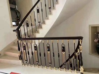 Colonne d'escalier de style luxueux, balustre en aluminium, main courante d'escalier, design de main courante d'escalier