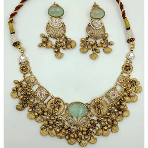 Ensemble collier ras-de-cou lourd en argent traditionnel avec perles centrales en pierre verte et boucles d'oreilles assorties - Product Image 2