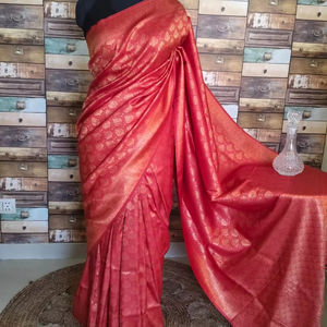 Elegante Sari de seda rojo Banarasi con trabajo dorado Zari - Product Image 1