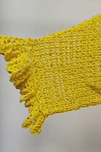 Suéter informal de punto amarillo brillante para mujer con detalle ahuecado y logotipo frontal - Product Image 4