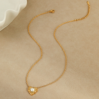 Parure de bijoux en acier inoxydable plaqué or 18 carats PVD avec collier pendentif cœur irrégulier en perle de coquillage, bracelet et boucles d'oreilles ouvertes pour femme élégante