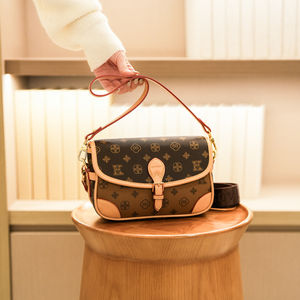 Sac carré en PU de haute qualité à motif géométrique. L'intérieur est doublé d'une fermeture éclair. Il convient à un usage quotidien.186 - Product Image 3