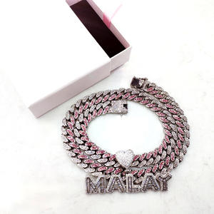 Collana con ciondolo con <span class=keywords><strong>nome</strong></span> personalizzato in zirconi con <span class=keywords><strong>pietre</strong></span> rosa stile Hip Hop Choker con lettere diamantate personalizzate in acciaio inossidabile - Product Image 2