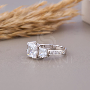 Anillo de Compromiso con Tres Piedras de Moissanita Corte Princesa, Engaste de Rejilla, Diseño Elegante y Atemporal - Product Image 5