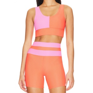 Conjunto Deportivo de Yoga para Mujer, Cintura Alta Elástica, Diseño Sólido con Costuras en Contraste, Top Deportivo y Pantalones Cortos - Product Image 1