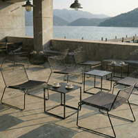 Ensemble table et chaises industrielles en fer rouge pour l'extérieur, idéal pour les cafés, salons de thé, zones de loisirs/négociation